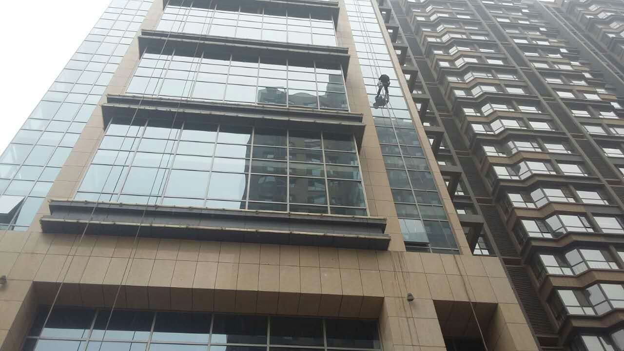恒安地产高空玻璃幕墙清洁