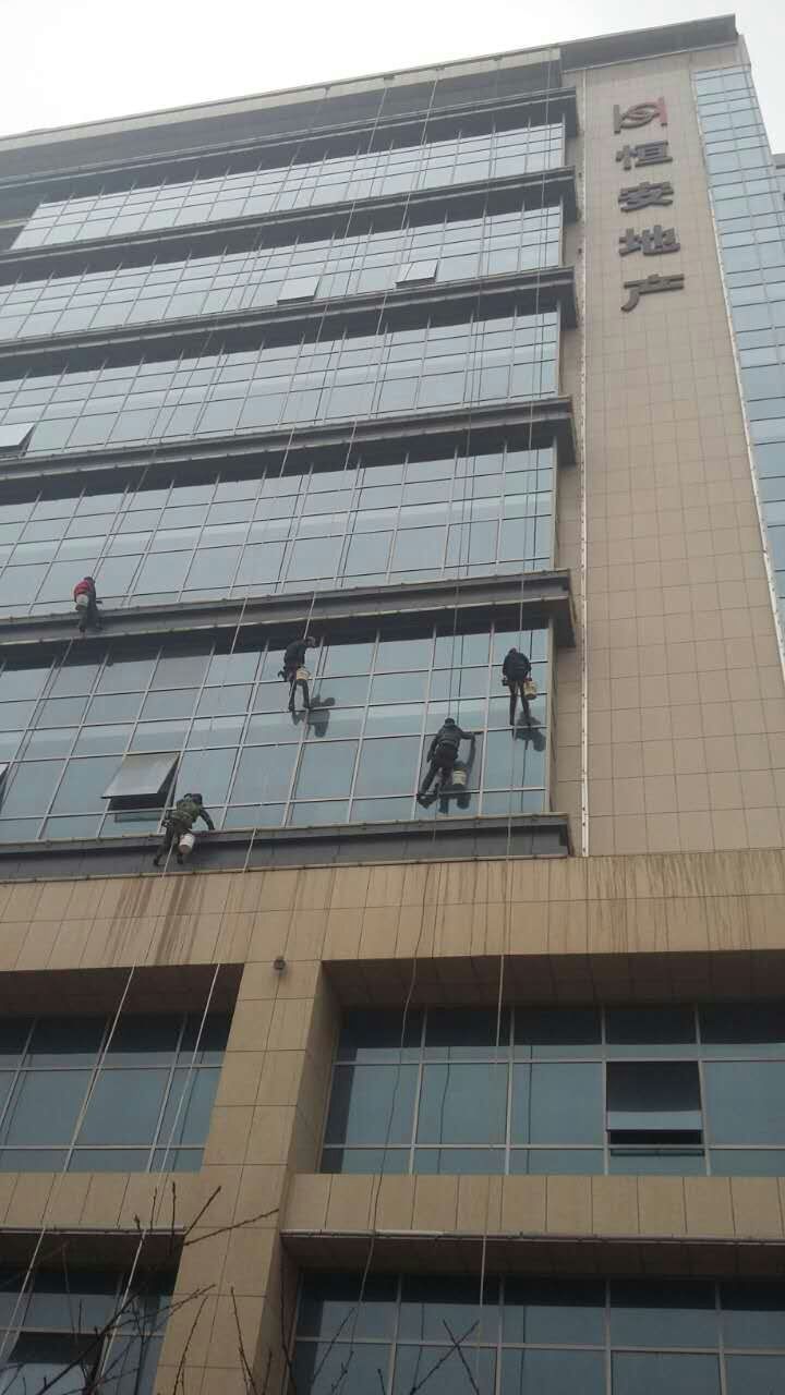 恒安地产高空玻璃幕墙清洁 (2)